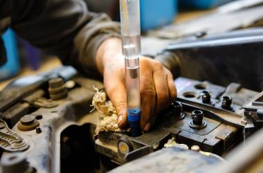 Как проверить и поддерживать уровень электролита в аккумуляторе