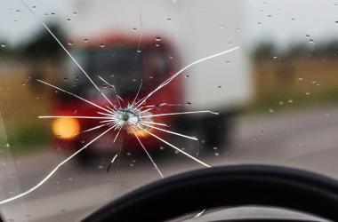 Ремонт подбитого стекла: исправляем повреждения правильно